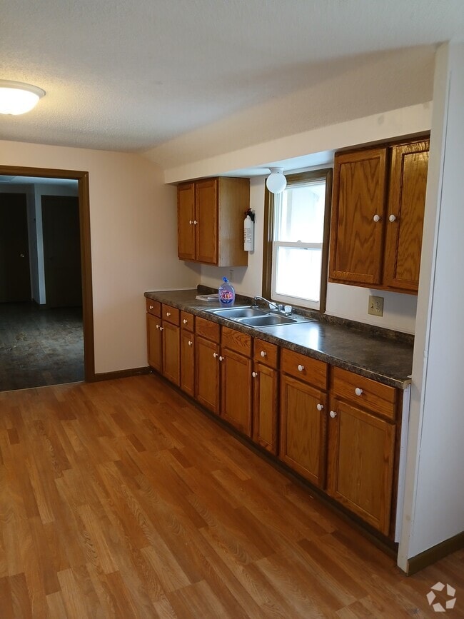 Building Photo - 105 Cedar St N Rental