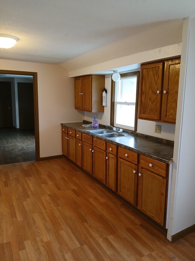 Building Photo - 105 Cedar St N Rental