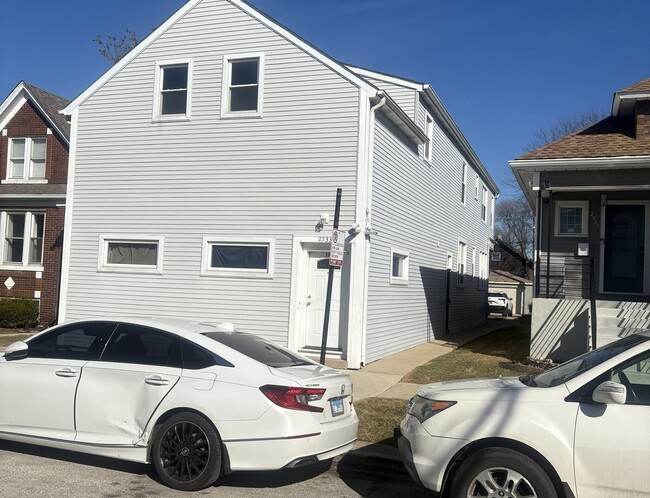 Building Photo - 2733 N Marmora Ave Unit 2w