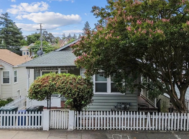 Building Photo - 402 Water St