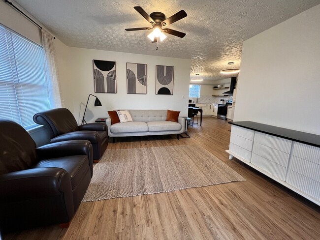 Building Photo - 127 W Franklin St Unit 3