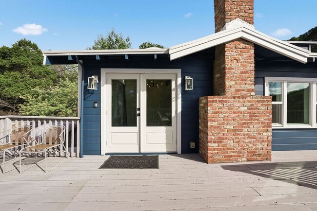 Building Photo - 3 Bed/2.5 Bath Multilevel Home with Amazin...