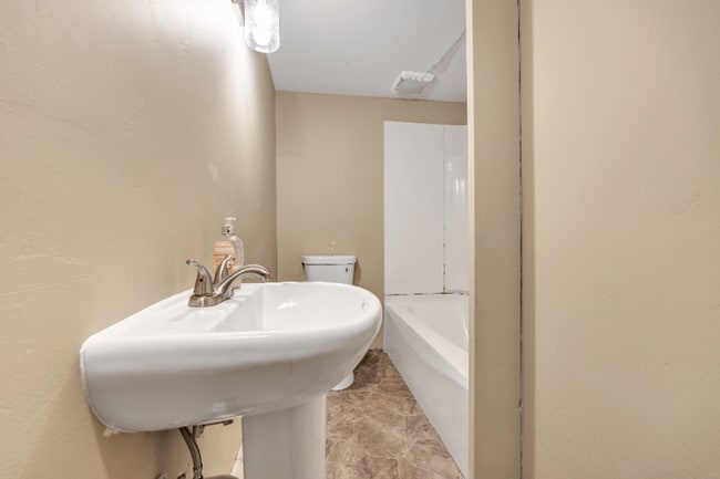 Photo - 105 N Metonga Ave