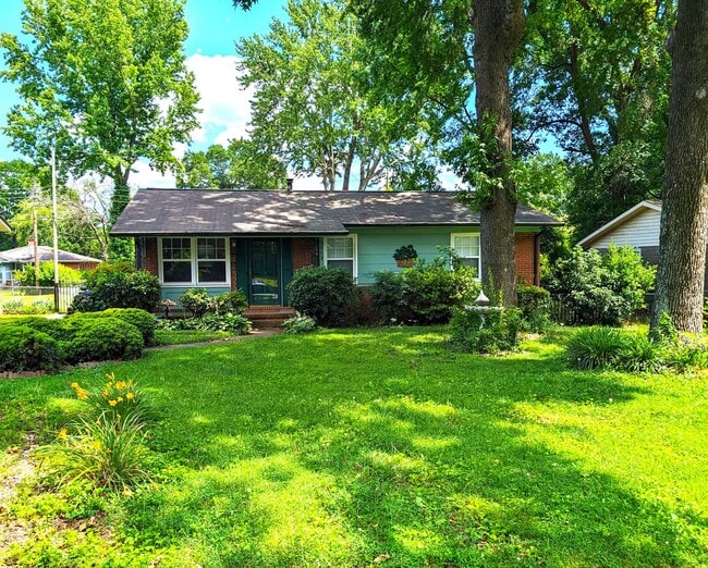 Building Photo - Minutes from UPTOWN! 4 Bedroom! 100% Remodeled!