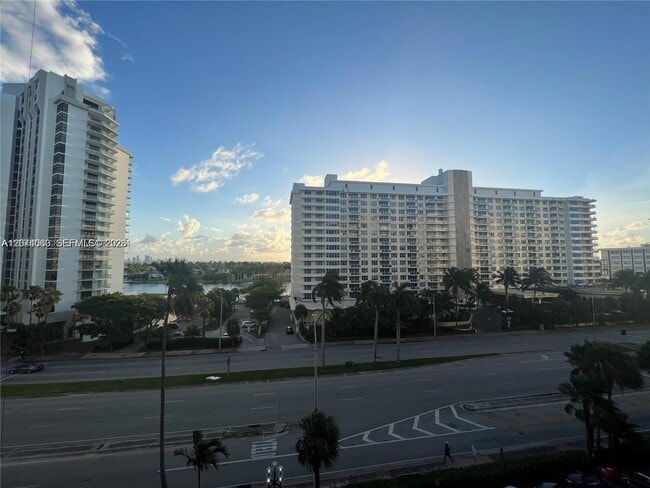 Photo - 5555 Collins Ave Unidad 7T