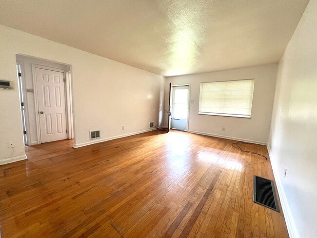 Photo - Bright, Updated 4-Bed Home in Cincinnati – Central HVAC, 1,308 Sq Ft, Utilities Included: Water