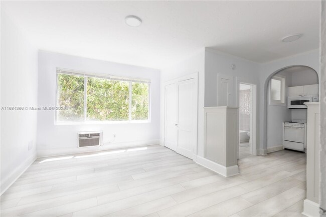 Building Photo - 1610 Salzedo St Unit 4 Rental