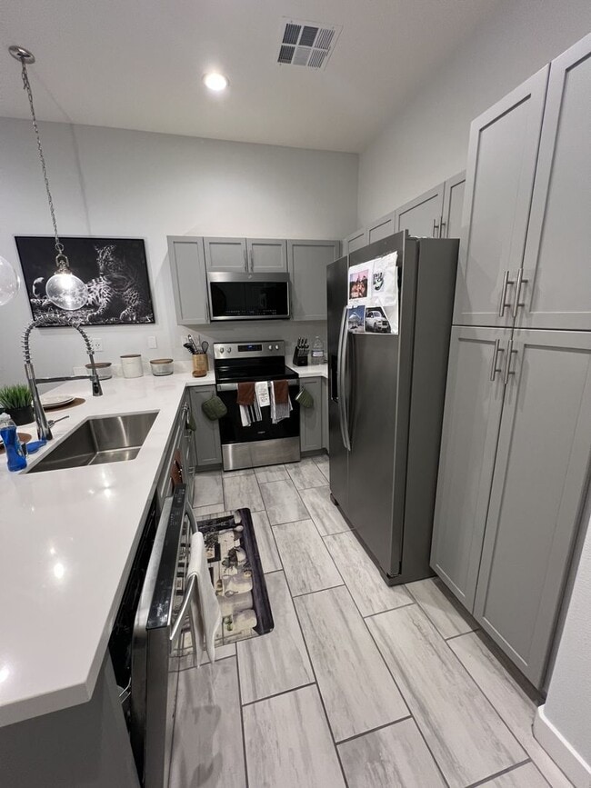 Photo - 3/BD 2.5/BA Sleek Townhome with High Ceilings, Balcony, and Prime Community Amenities!