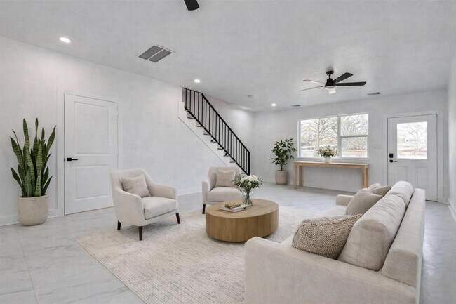 Photo - 5912 Mayle St