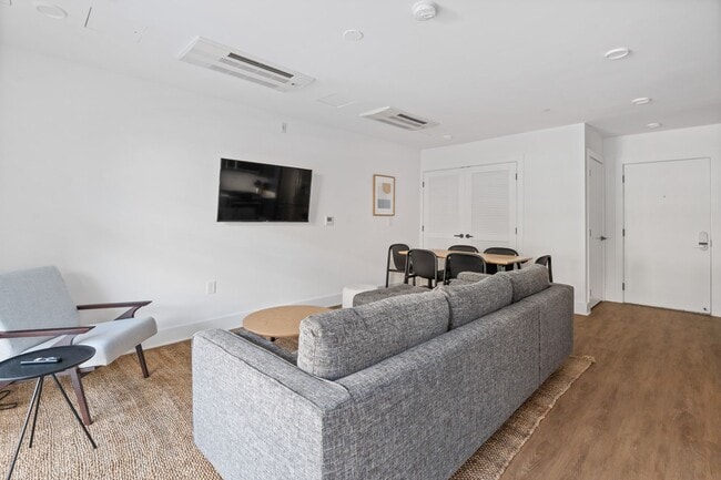 District Co-Living (Furnished Rooms)