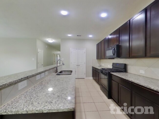 Photo - 210 Pequin Rd