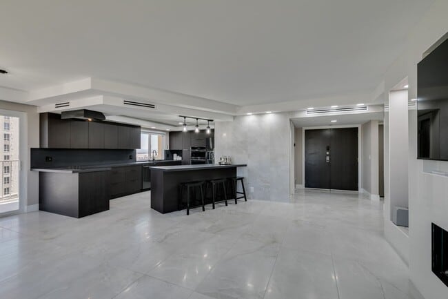 Building Photo - Elevated Penthouse Living with Private Terrace & Resort-Style Amenities * MOVE IN SPECIAL *