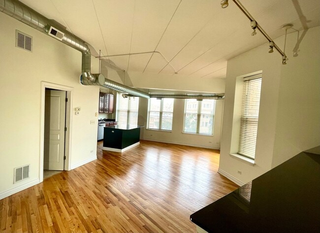 Photo - 1645 W School St Unit 307