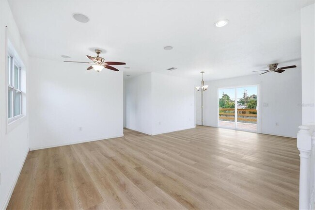 Photo - 515 46th St W