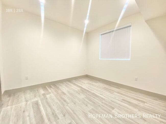 Photo - 4847 Oakwood Ave Unit 314