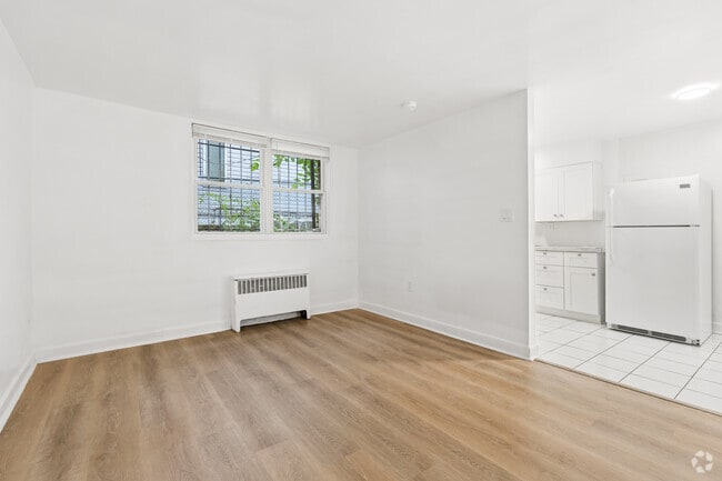 2BR, 1BA - 700SF - Living Room