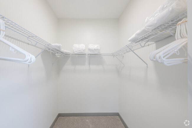 2BR, 2BA - 1,140SF - Second Walk-In Closet