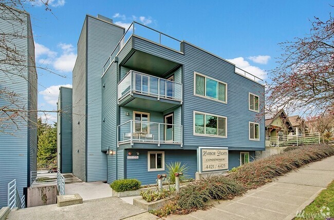 Building Photo - 4425 Greenwood Ave N Unit 105 Rental
