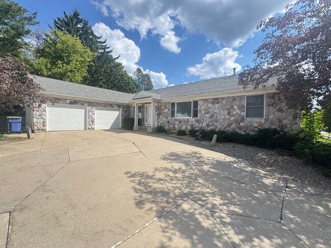 Building Photo - 2314 Breton Rd SE Unit 2314 Breton Rd. SE Rental