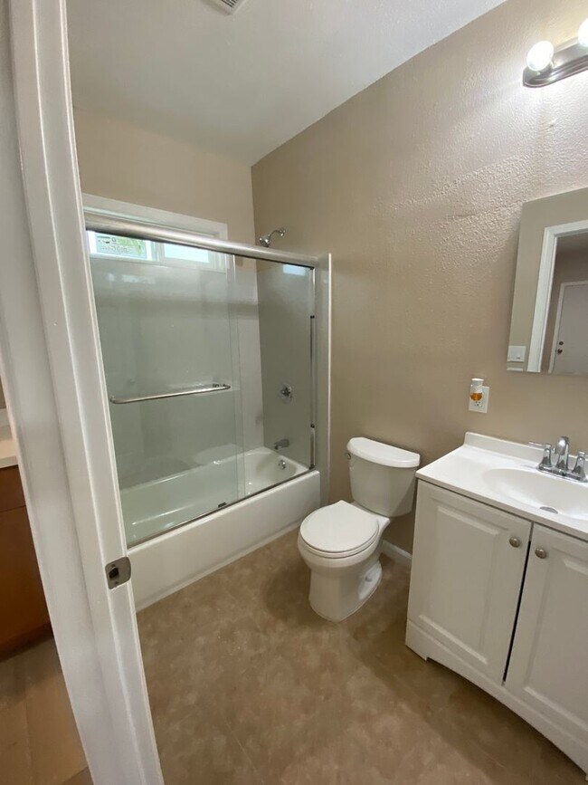 Photo - F01915 Unit B