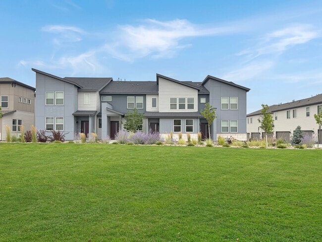 Building Photo - $0 DEPOSIT OPTION. BRIGHT AND SPACIOUS 3-B... Rental