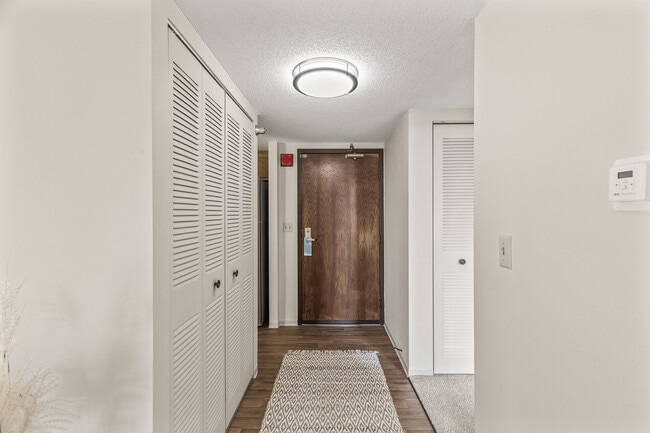 Entryway with closets - 6615 Lake Shore Dr S Unit 515