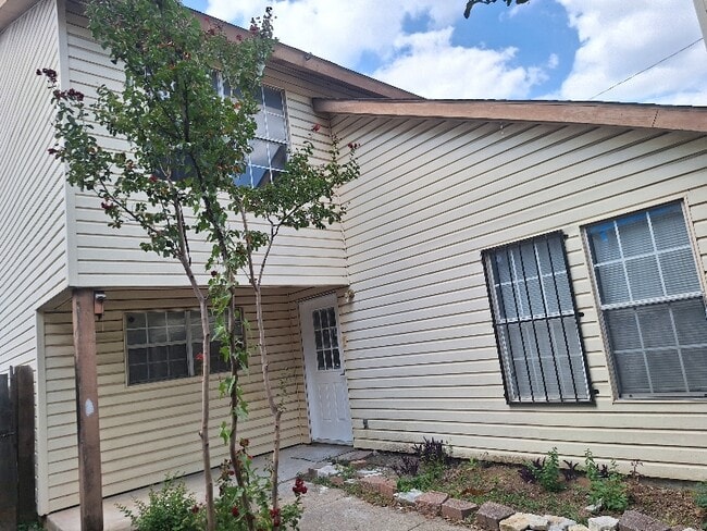 Building Photo - 2123 Chatham Square Ct