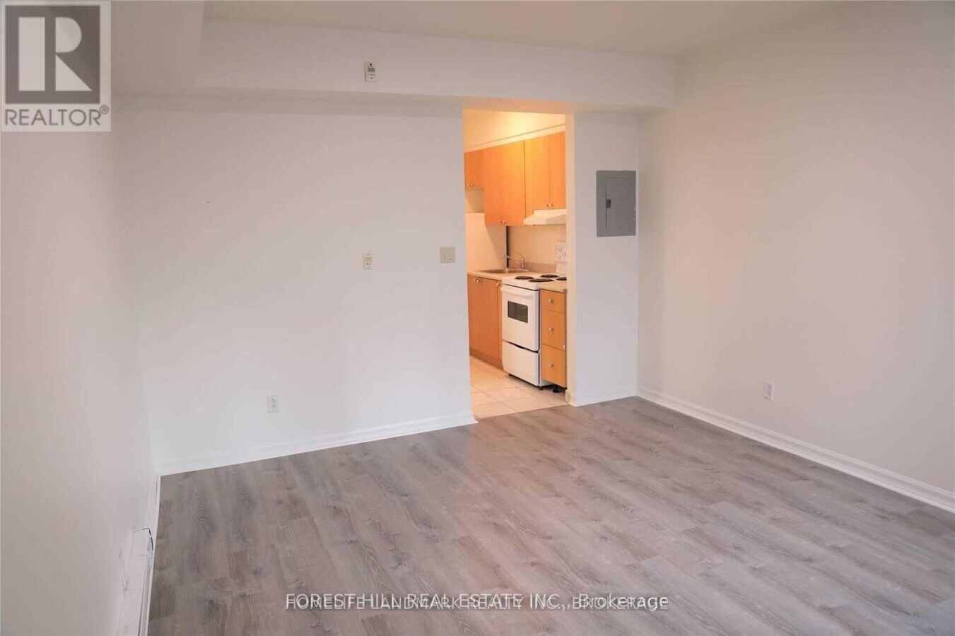 Photo - 126 Dundas St E