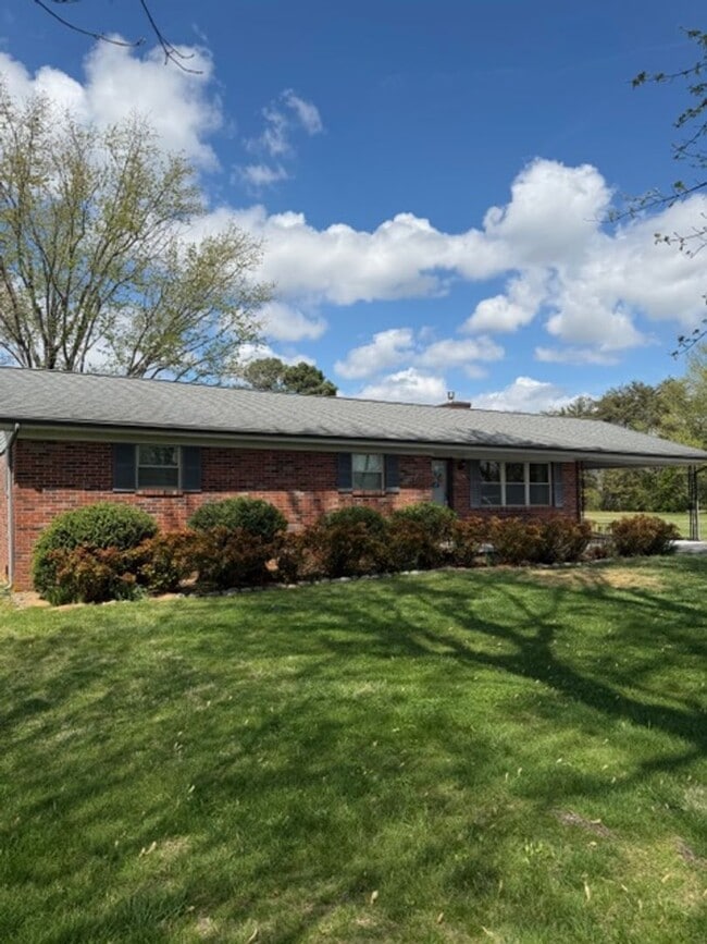 Photo - Maryville 37801 - Newly Remodeled 2 bedroom 2 full bath rancher with carport - Contact Debra John...