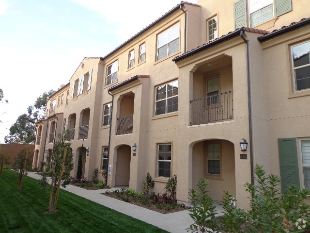 Building Photo - Amazing 4 Bedroom/3.5 Bathroom Townhome