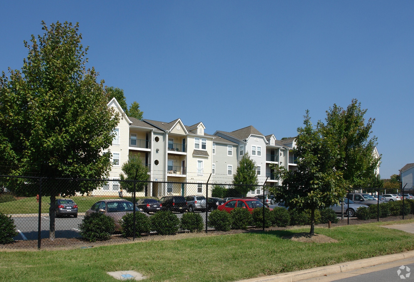Center Stage Apartments - Center Stage Apartments