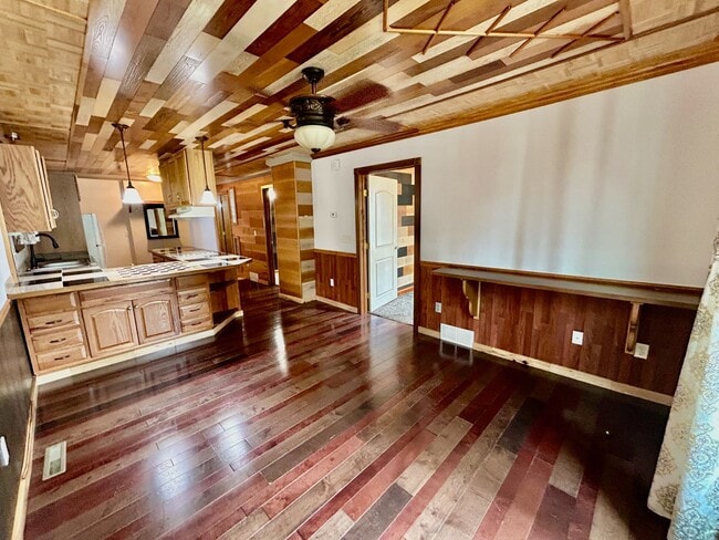 Building Photo - 436 E 13th St Unit APT #1