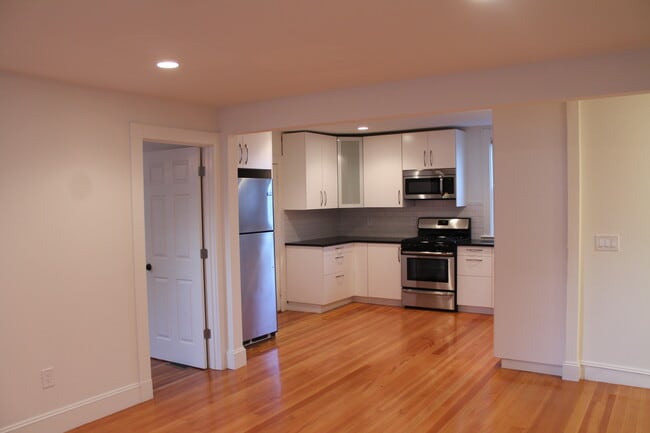 Building Photo - 17 Beechwood Ave Unit 1