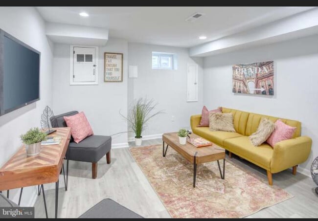Zona o habitación privada en el sótano para sentarse. - 608 Oldham St