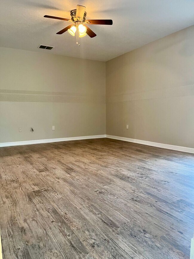 Photo - Fresh and Refurbed  3 Bed / 2 Bath Home in Apopka