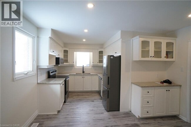 Photo - 79 Kortright Rd W