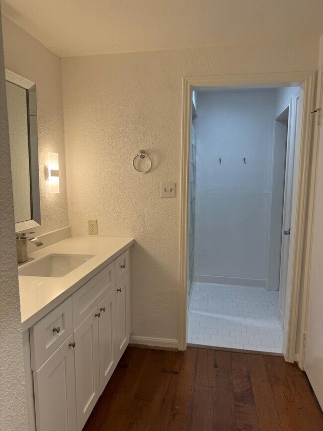 Building Photo - 2425 Underwood St Unit 142