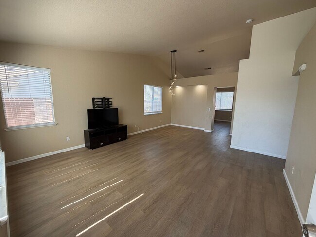 5431 Lakespring Dr