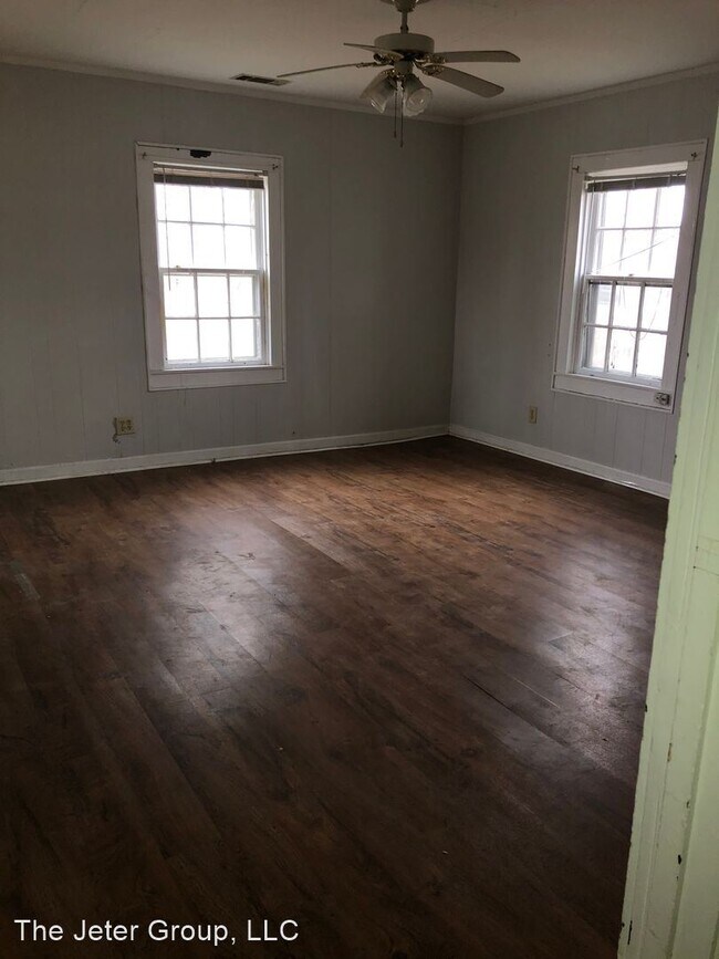 2 br, 1 bath House - 3925 US HWY 641 S.