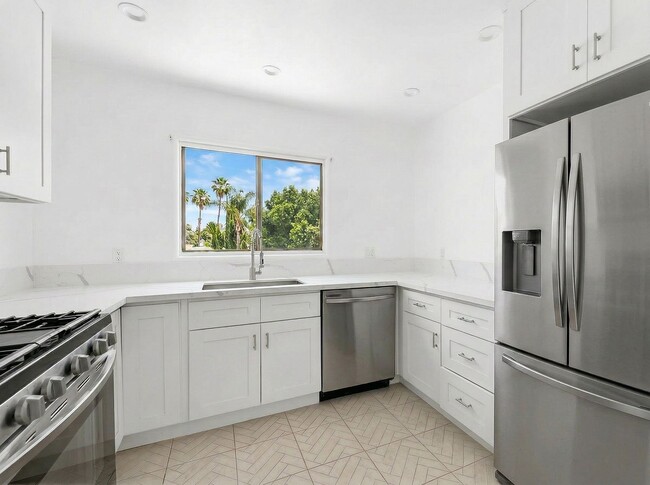 Building Photo - 337 Rexford Dr Unit 3