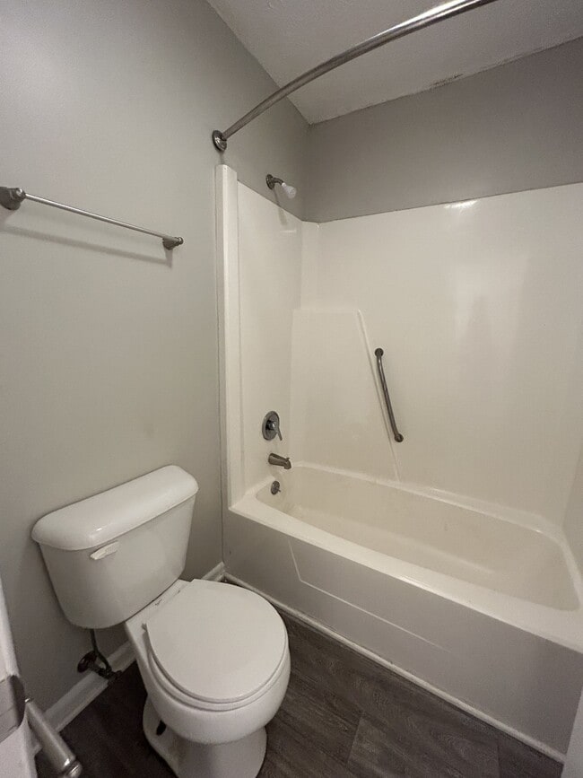 Photo - 811 Applewood Ln