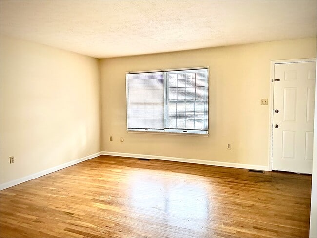 Photo - 402 Tudor Dr