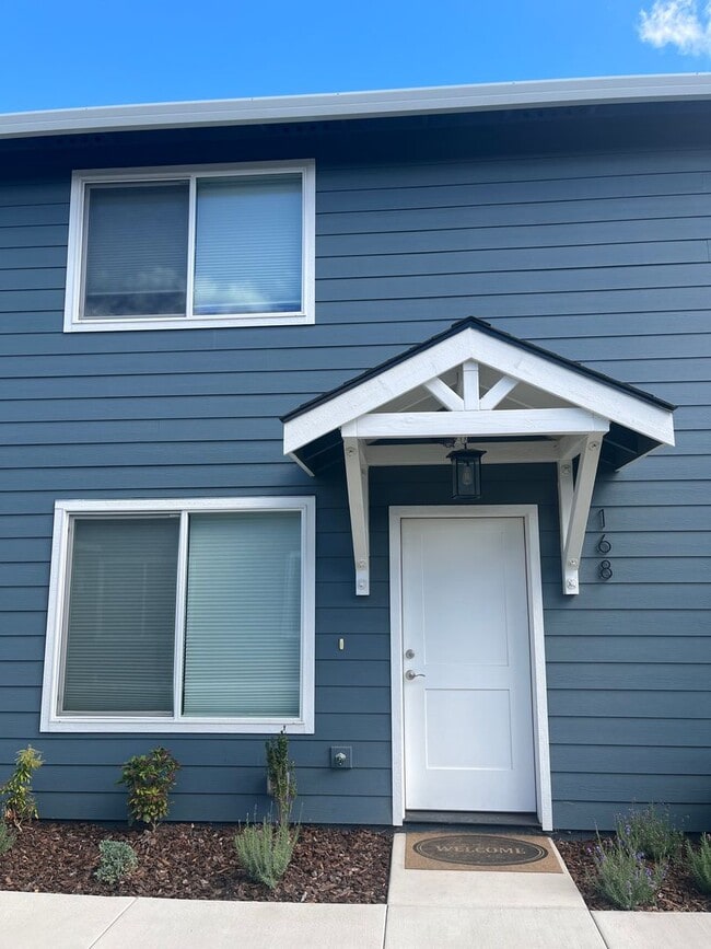 Building Photo - 2 Bedroom 1.5 Bath Townhouse