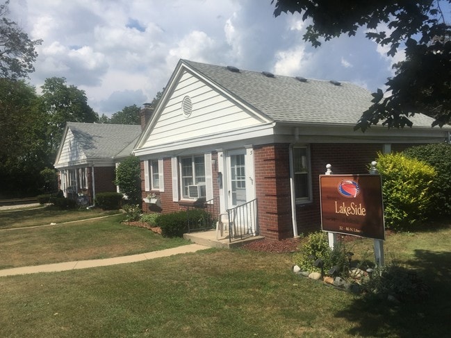 Photo - Lakeside Apartments