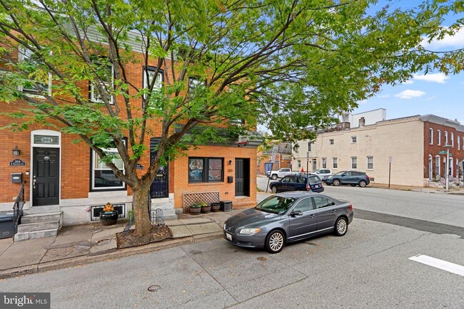 Building Photo - 300 S Robinson St