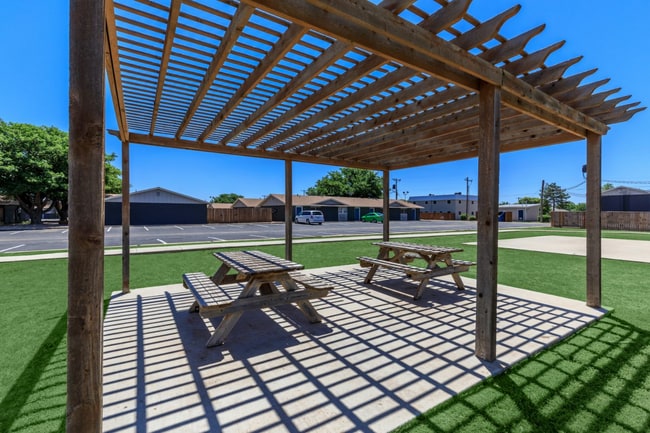 Photo - Oak Creek Apartments
