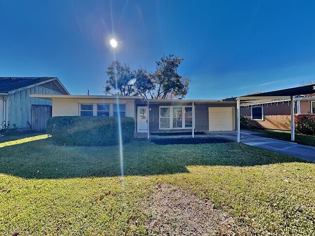 Building Photo - 619 Lloyd Dr