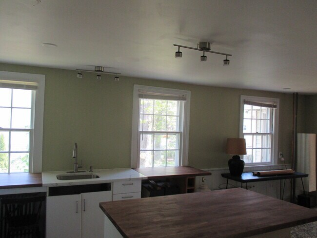 Photo - 161 College St Unit Apt 2