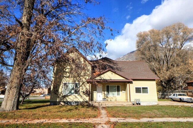 Building Photo - 311 Springville Duplex Unit Main floor Rental