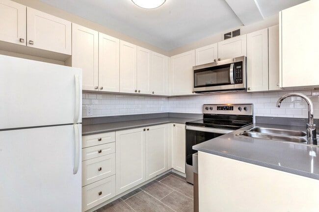 Building Photo - Colonel By Towers